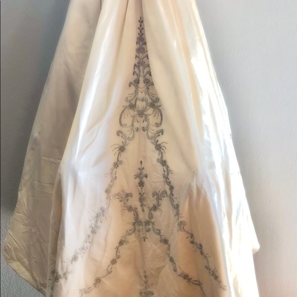 Stunning Wedding Dress - Picture 4 of 8